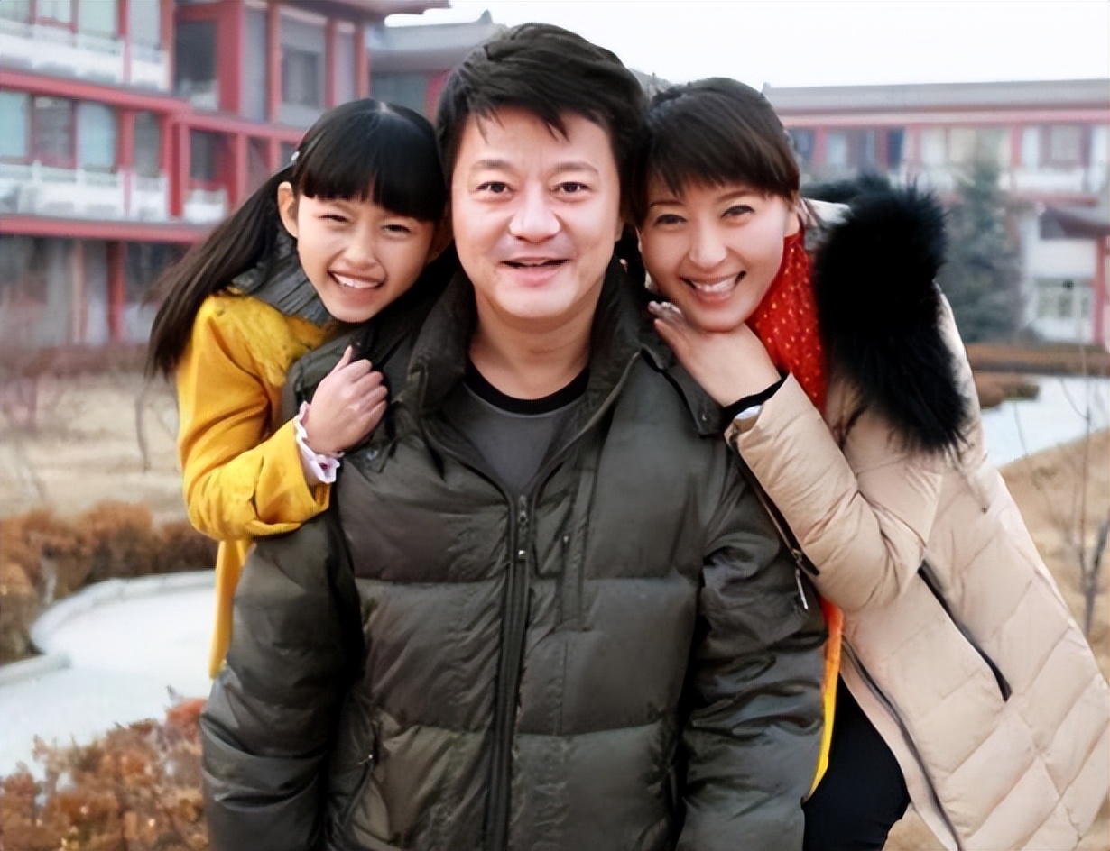 闫学晶:二婚嫁大10岁富商,不甘当后妈45岁生女,一家三口惹人羡