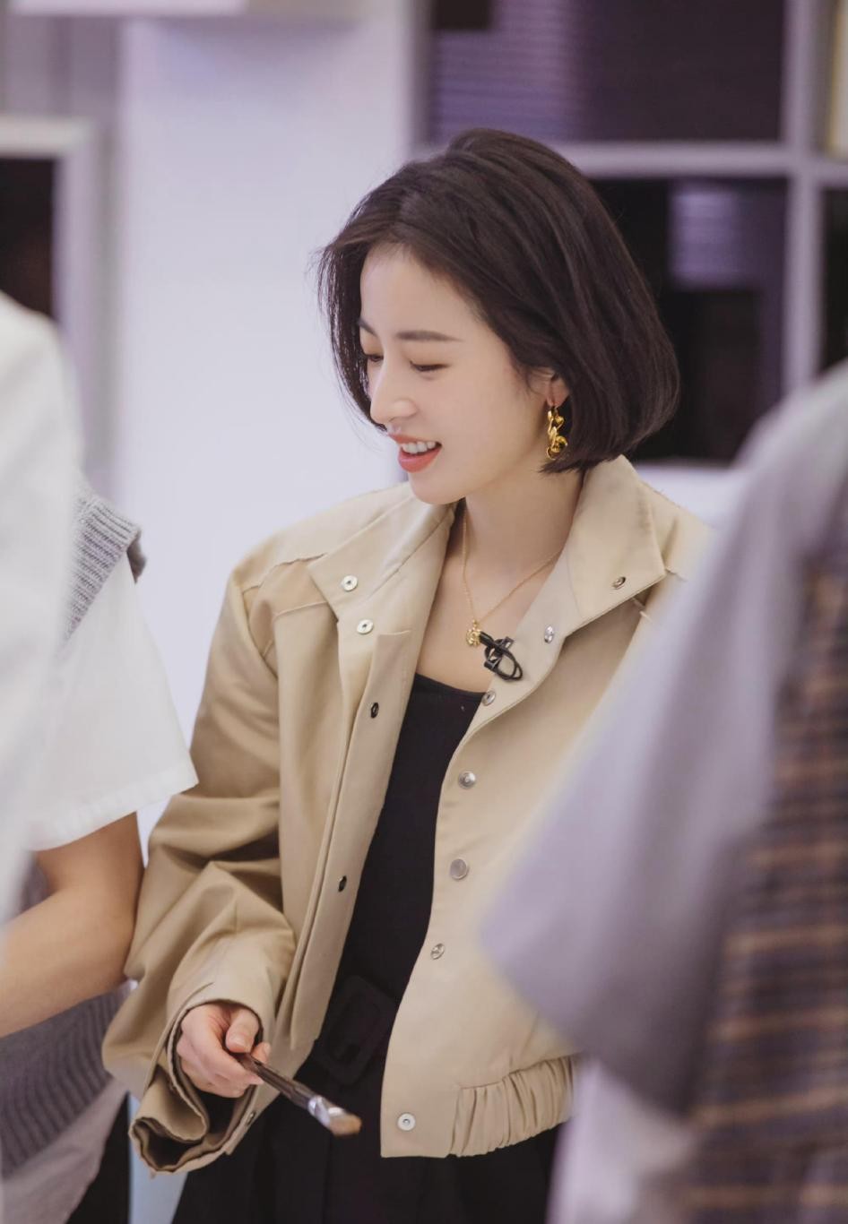 周雨彤真是个穿搭小能手，卡其色小外套配黑色连衣裙，看着真高级
