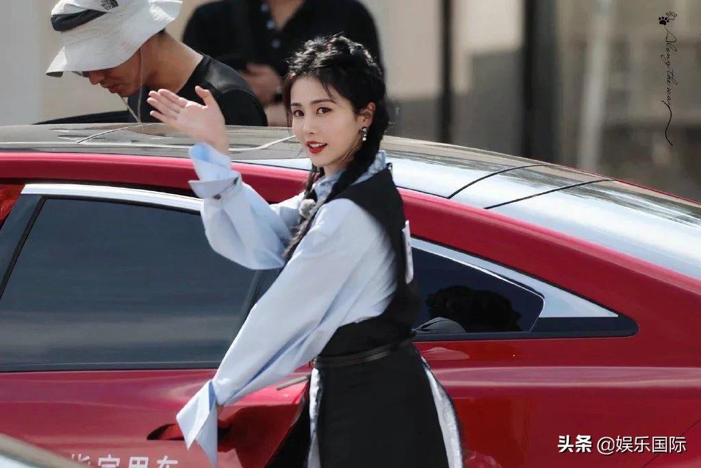 《奔跑吧》录制中 Baby白鹿民族风造型亮相