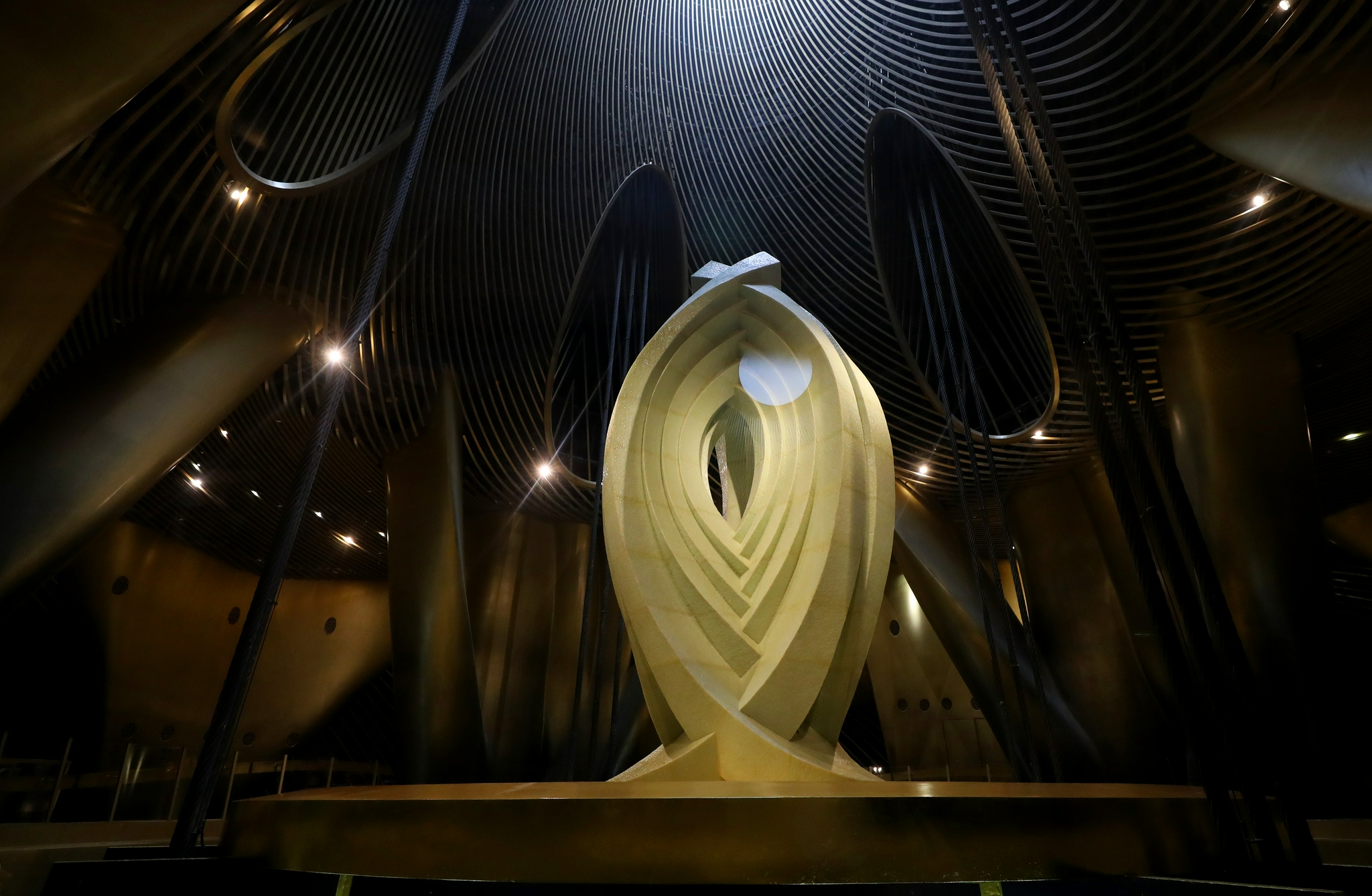 以人类目前的水平,能不能建出一个万米高楼,都需要考虑什么?