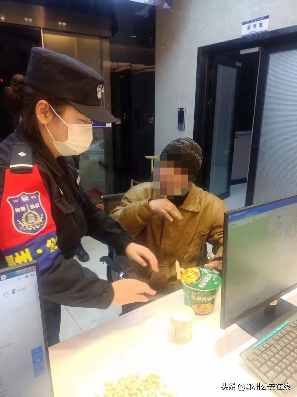 三面像警务站为聋哑老人递上“三杯水” ——安心水 定心水 暖心水