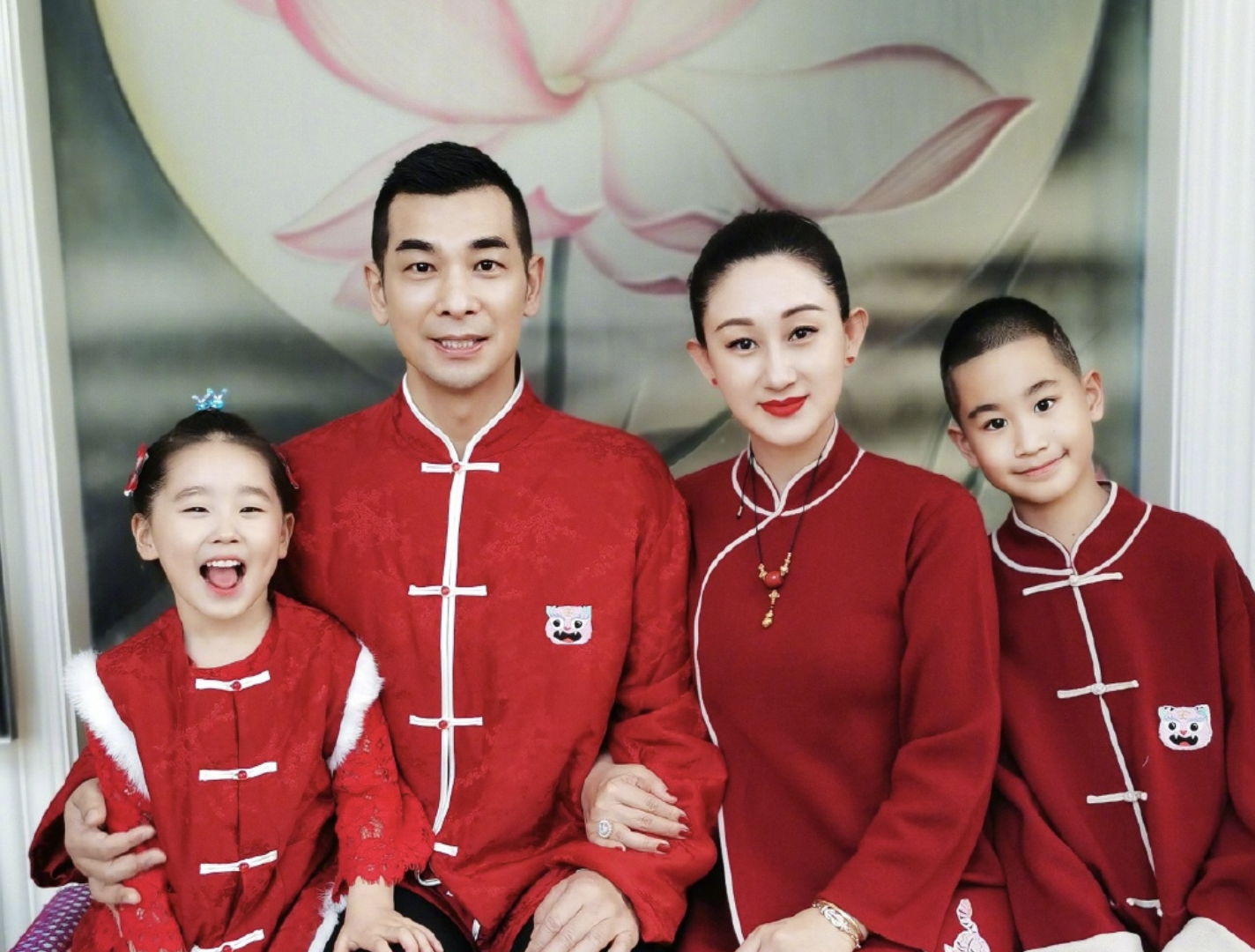 赵文卓晒庆生照，50岁依然精神矍铄满头乌发，获大女儿写信送祝福