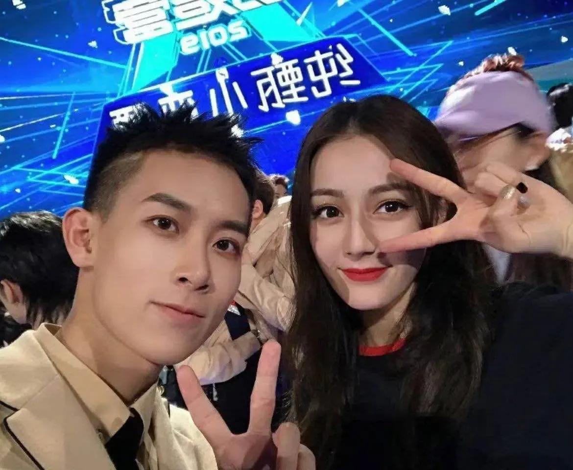 看了迪丽热巴跟别人的合影,才发现她的颜值有多优越