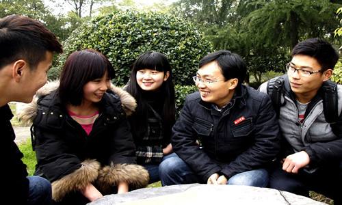 父亲疯癫母亲离家出走，13岁男孩成顶梁柱，他凭什么逆袭？