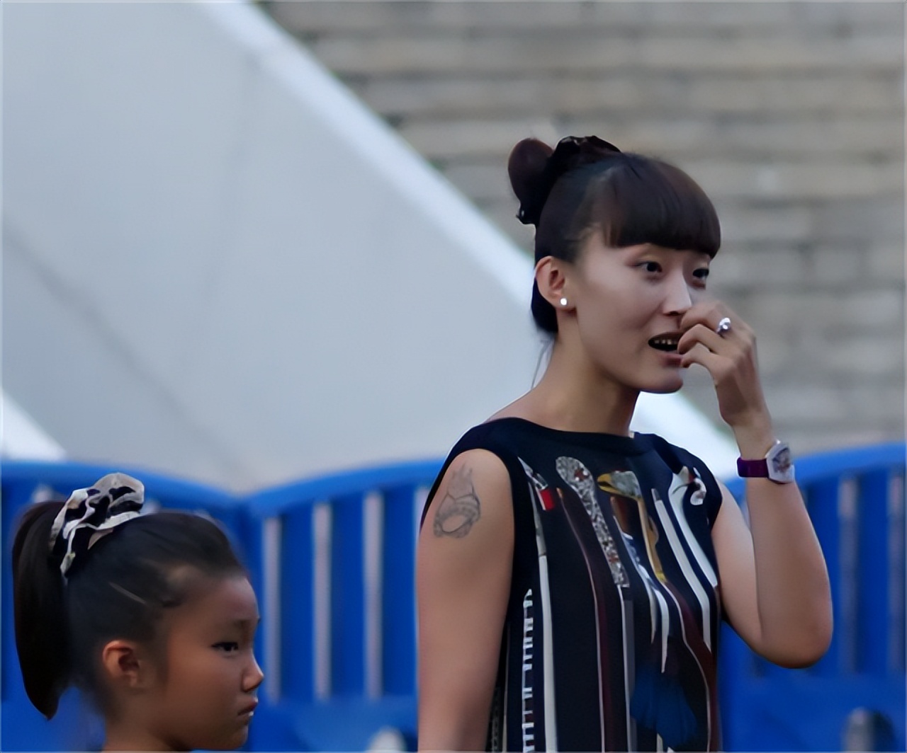 郑智妻子邵娜生日("双冠王"郑智年薪1900万,娶小7岁娇妻,2022年正式退