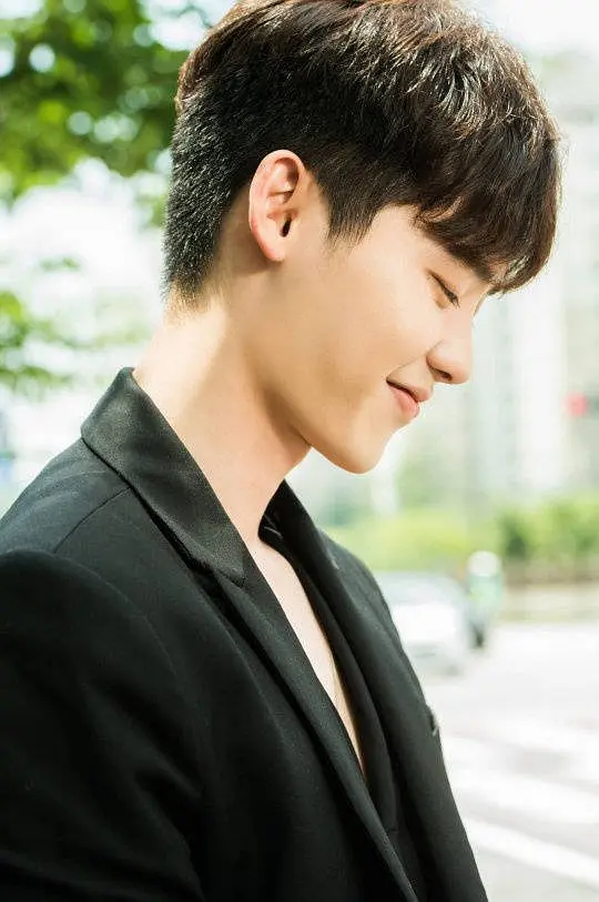 拥有韩剧半壁江山的李钟硕，微微一笑吸引万千少女