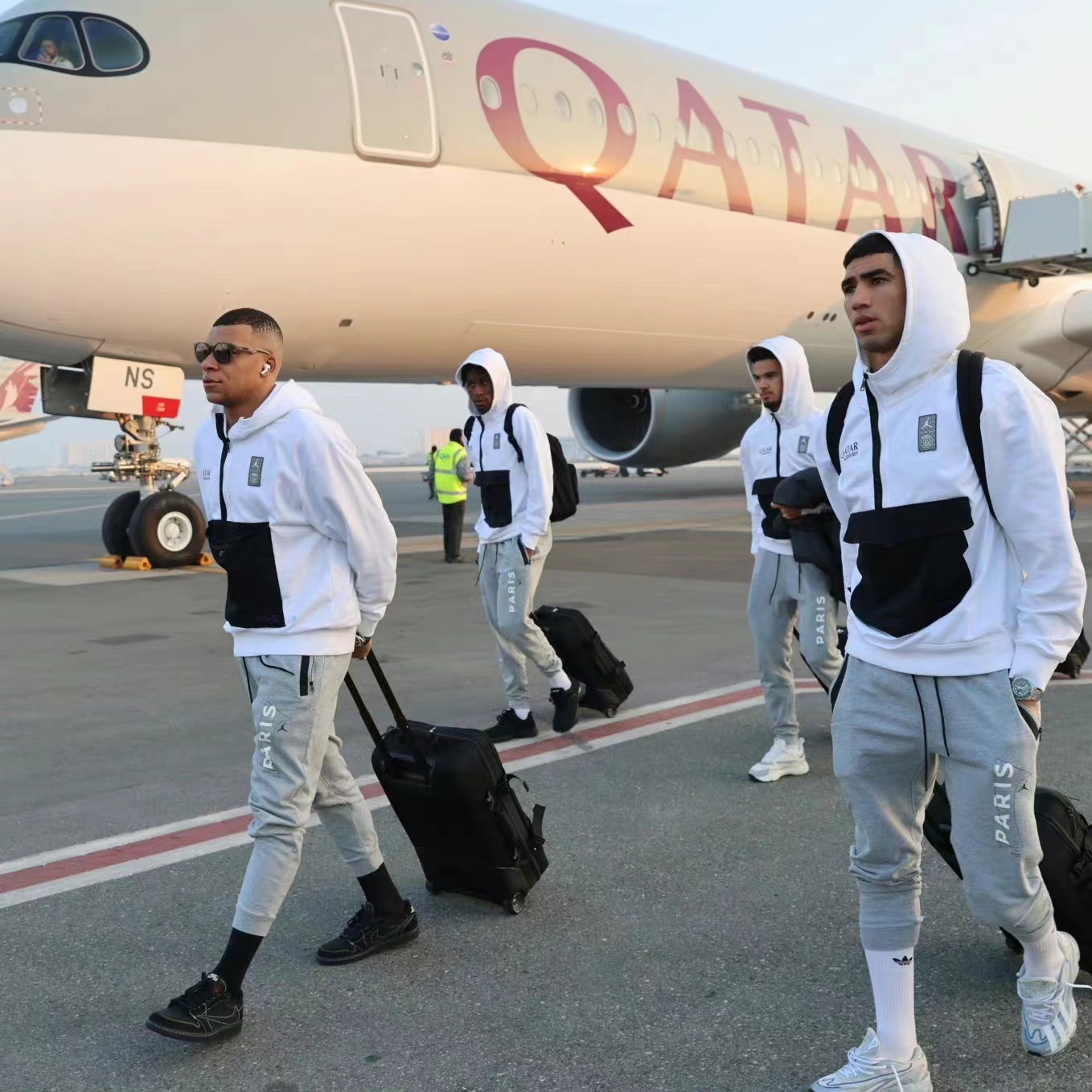 梅西世界杯结束后去了哪里（梅西重回卡塔尔！梅罗PK一触即发，姆巴佩戴墨镜，走出大哥的步伐）