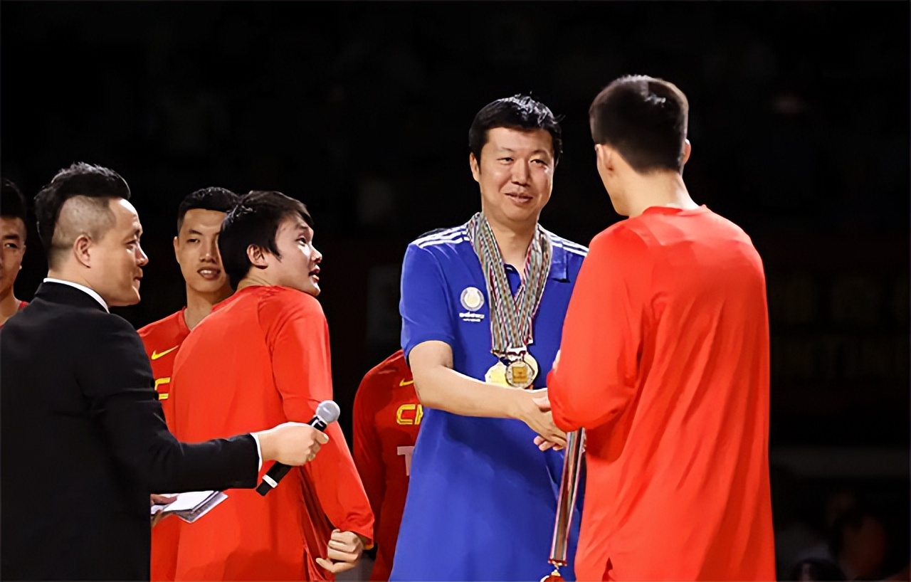 王治郅老婆周蕾身高（19年，王治郅二婚娶小14岁美女主持，与前妻的18岁儿子身高2米05）