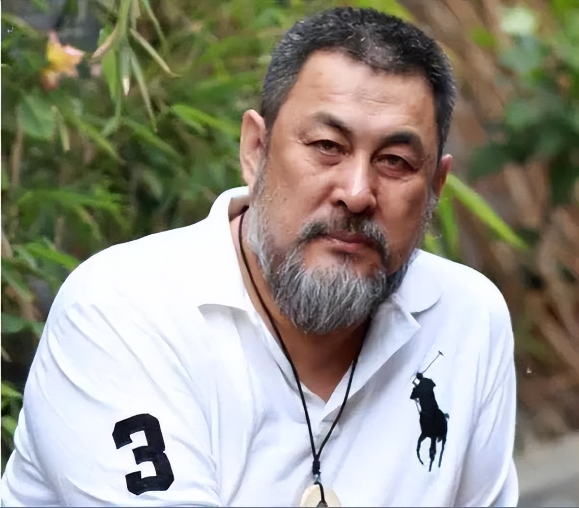 李靖飞：凭两段戏打动导演，61岁时患脑溢血，陆树铭为他筹款治病