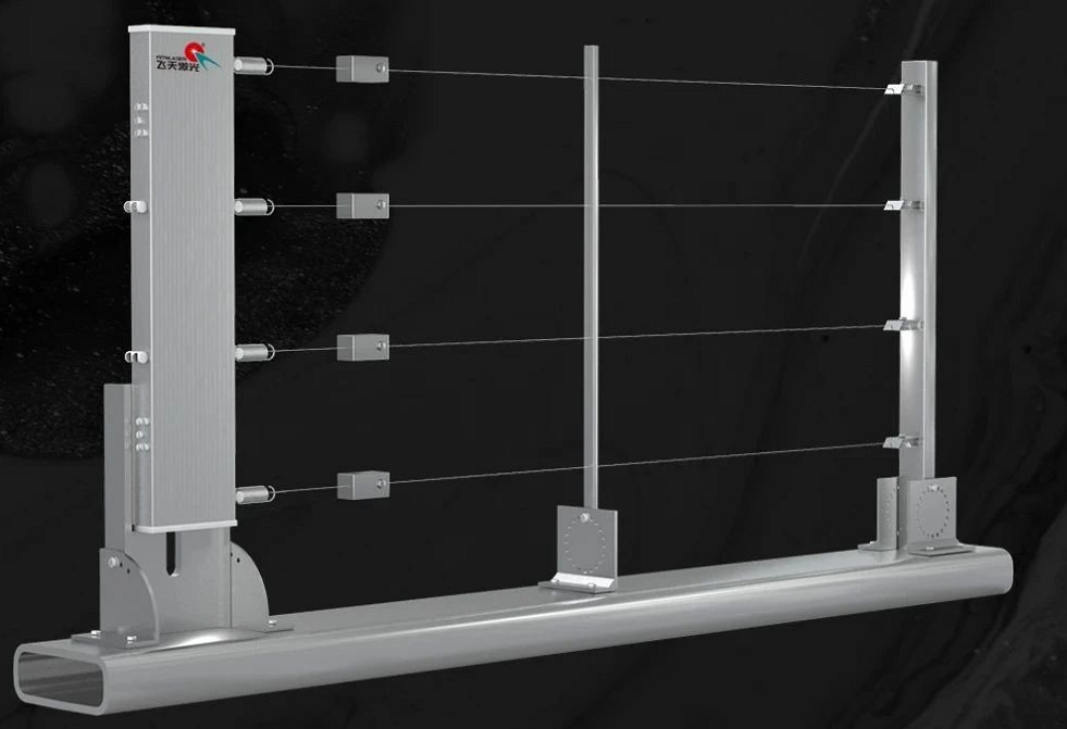 张力式电子围栏，在学校围墙的顶部安装，彻底防范翻墙进入