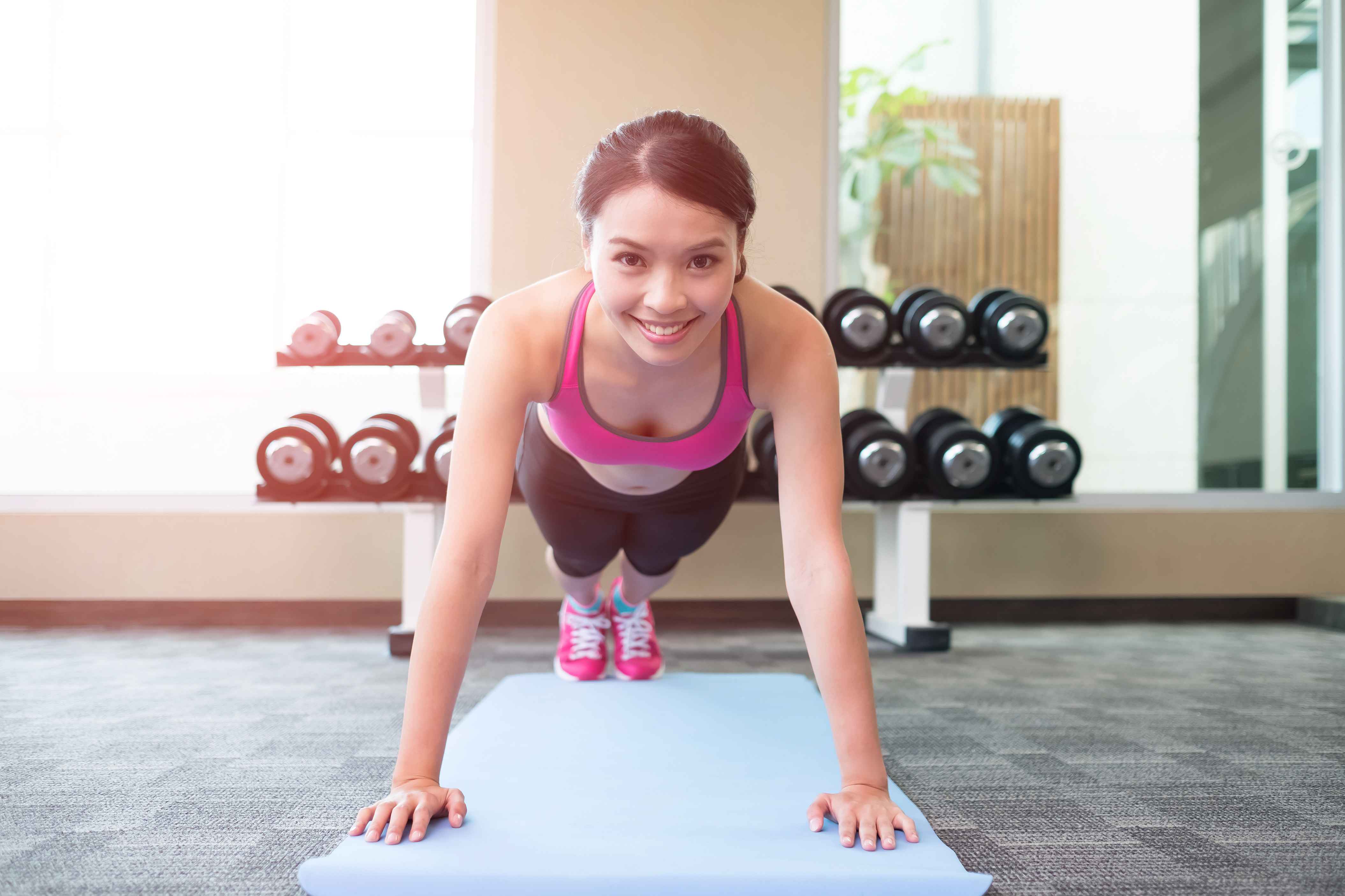 女性雌激素低时，不仅显老，还会有这4种表现，若你有，及时调理