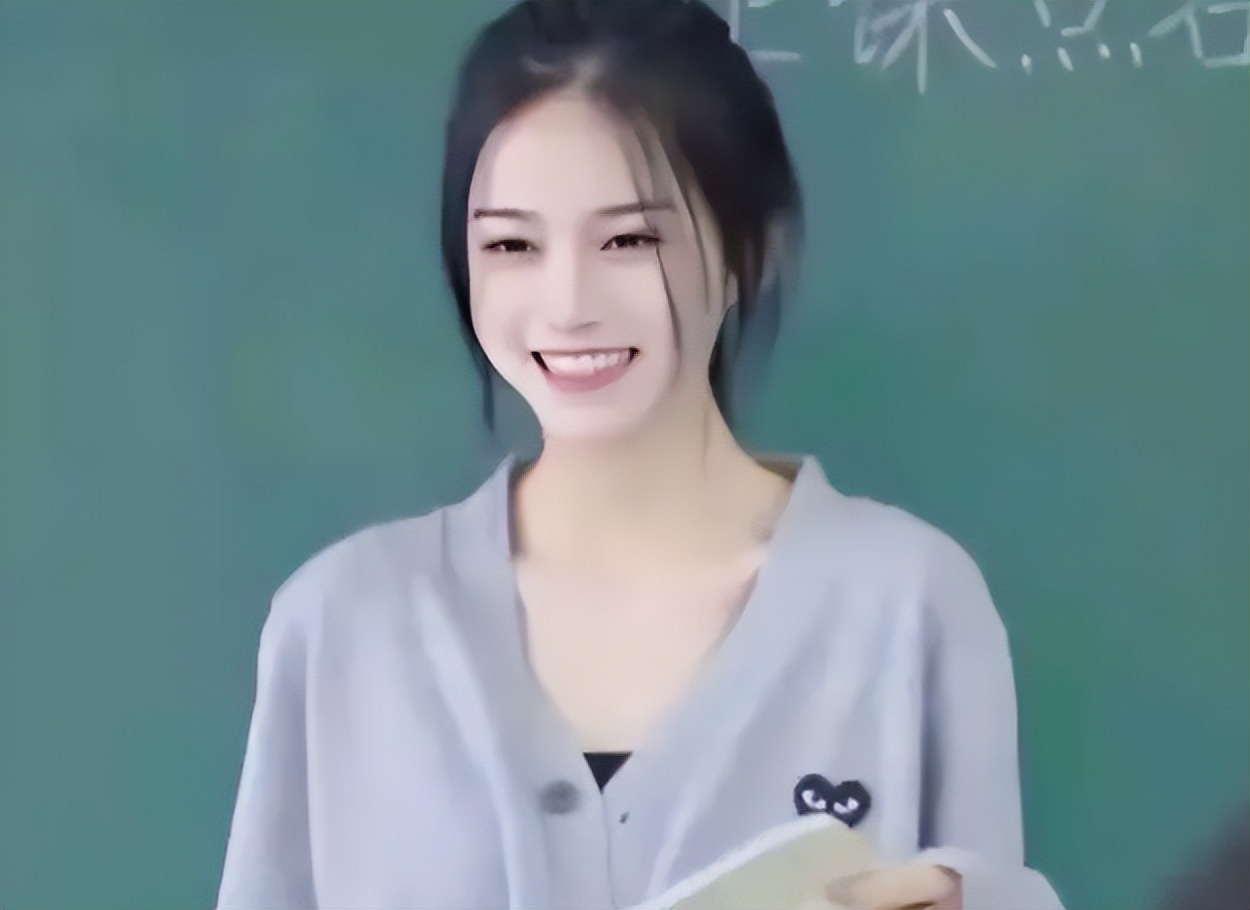 上海一高校女教师火了，五官精致着装时尚，男生女生抢着上课