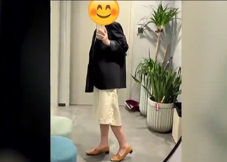 一件“旧西装”被大学生争相加价购买，了解原因后，让人笑不活了