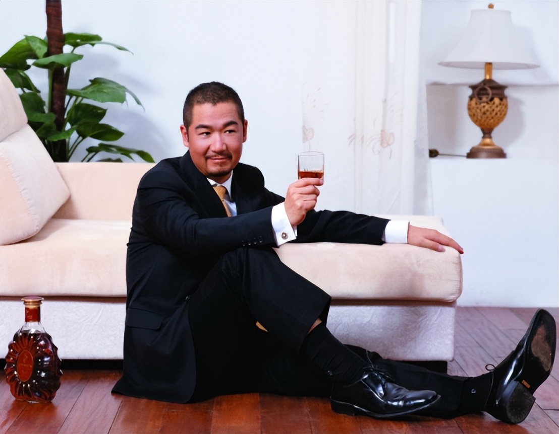 张国立为什么要离开罗秀春，转而对宜妃邓婕钟爱一生？