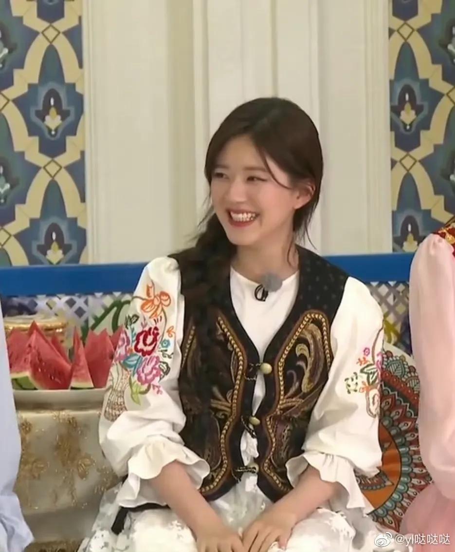 综艺《奔跑吧》直播截图中的赵露思小姐姐以及新疆收官路透哦