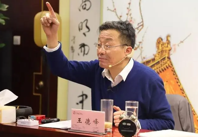 复旦教授上课吸烟不断，却备受学生追捧，宁可吸二手烟也要听课