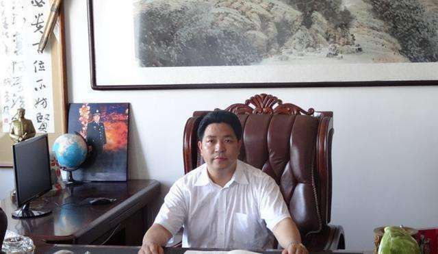 重庆小伙被迫乞讨，好心姐姐出手相救，20年后，小伙出100万报恩