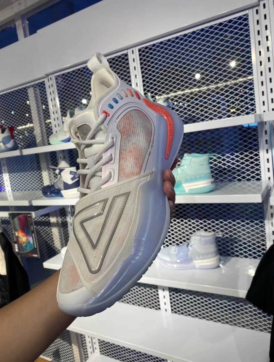 和小编有一样的感觉,那就是这双匹克维金斯一代签名球鞋的颜值表现