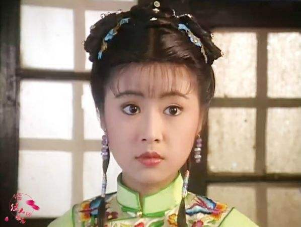 明明是同一个演员,但是在续篇中似乎换了脸,王后的脸发生了很大的变化。