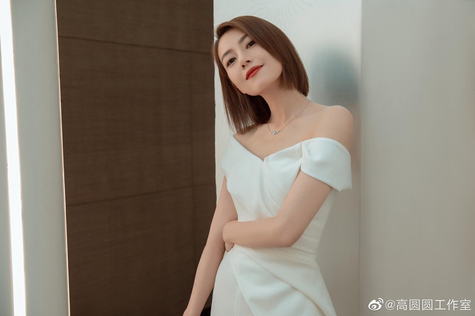 高圆圆穿白色连衣裙小露香肩迷人