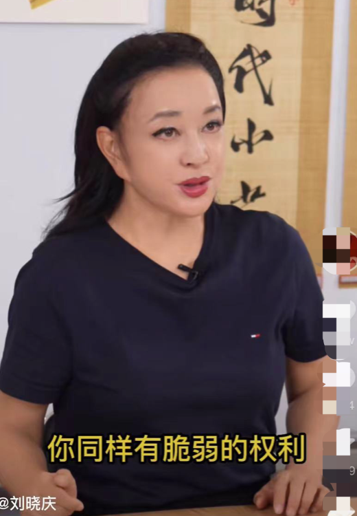 刘晓庆体态虽老了，但爱美又不分年龄，画眼线纹眉比同龄人漂亮