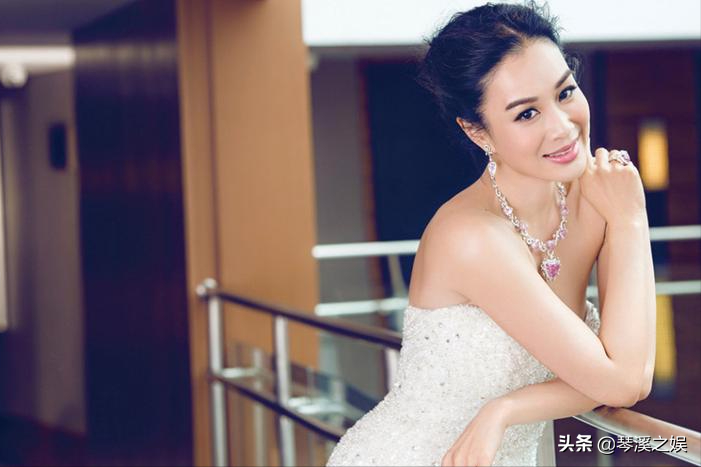 钟丽缇为什么离婚(钟丽缇：两次离婚带仨孩子，爱上小12岁张伦硕，结婚6年依旧甜蜜)