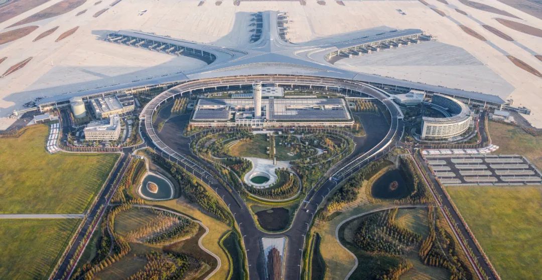 机场航站区景观实景图(版权:直译建筑摄影)另一个项目是成都东安湖