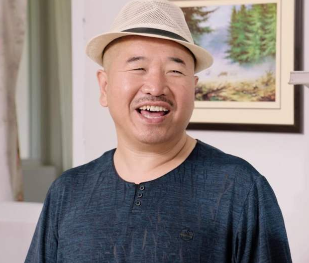 他是赵本山最有钱的徒弟,入股宾利,投资吴京,把演戏当爱好