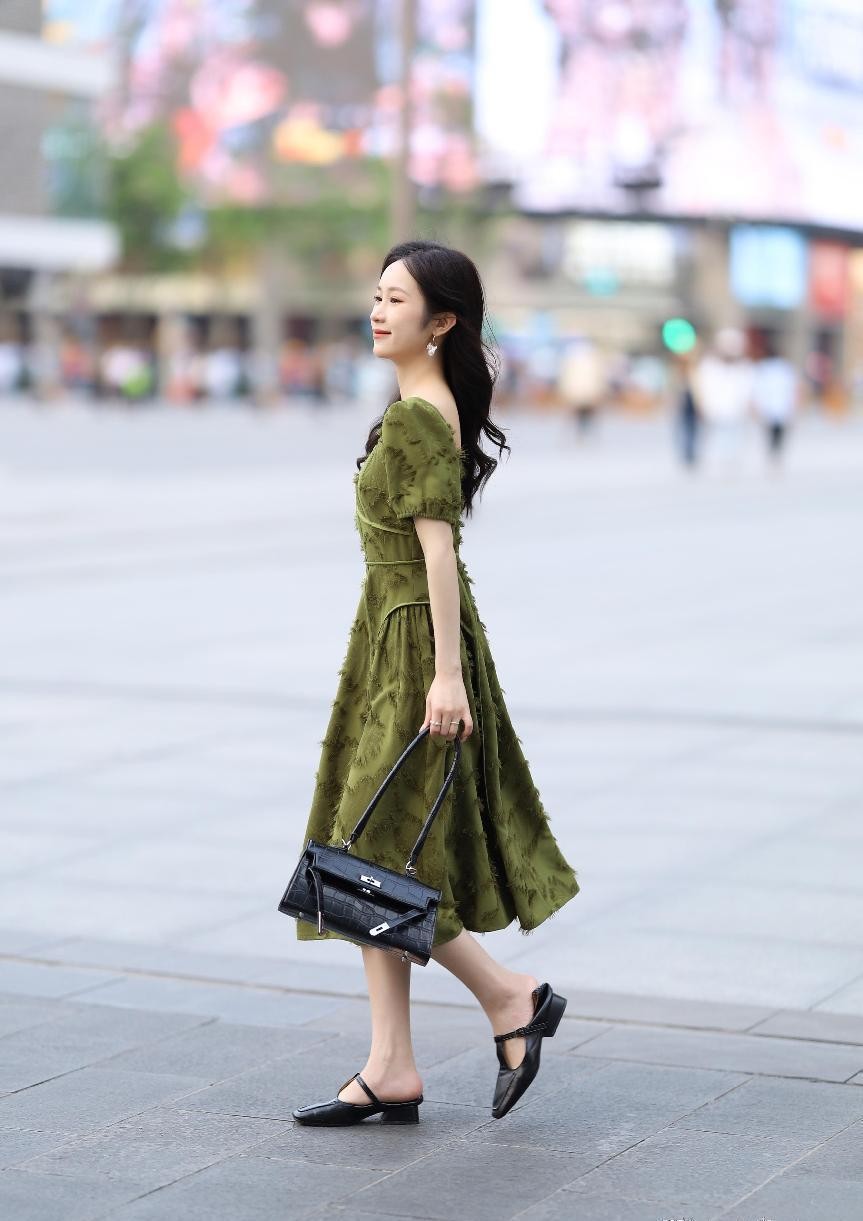 杭州美女连穿裙子都这么温柔,清爽的搭配好复古,韵味很独特