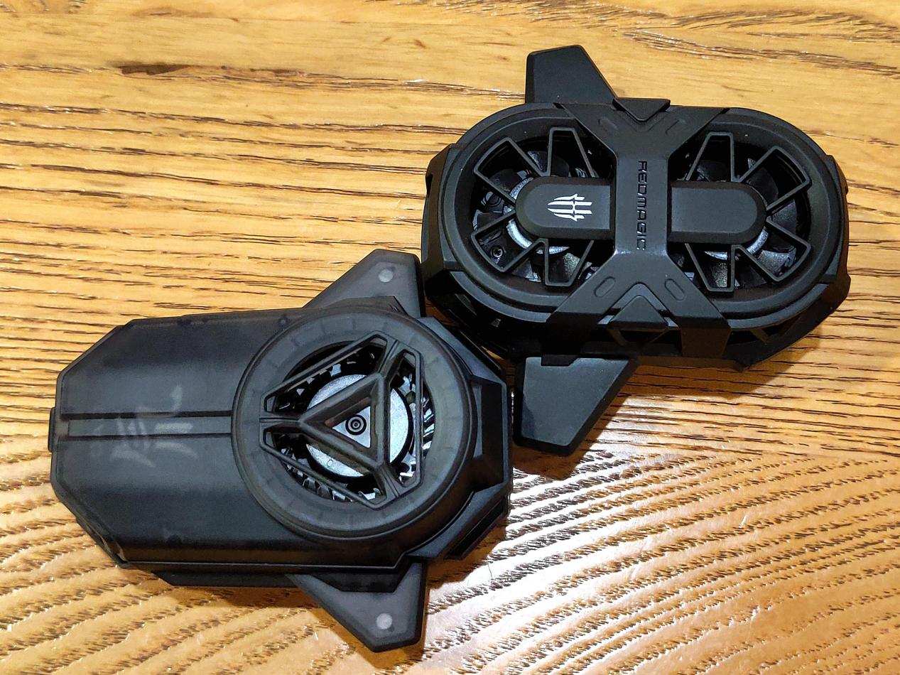 新旧两款对比，新红魔涡轮散热背夹效果更冷、更酷炫