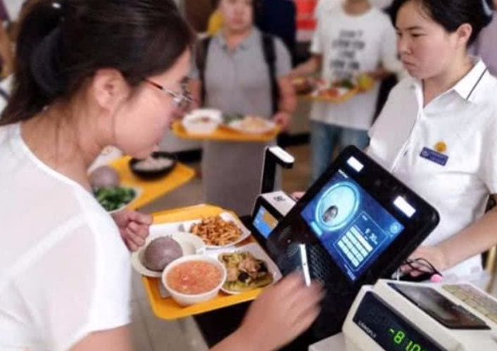 大学校园再出迷惑行为，00后学生到月末扎堆用现金，原因甚是有趣