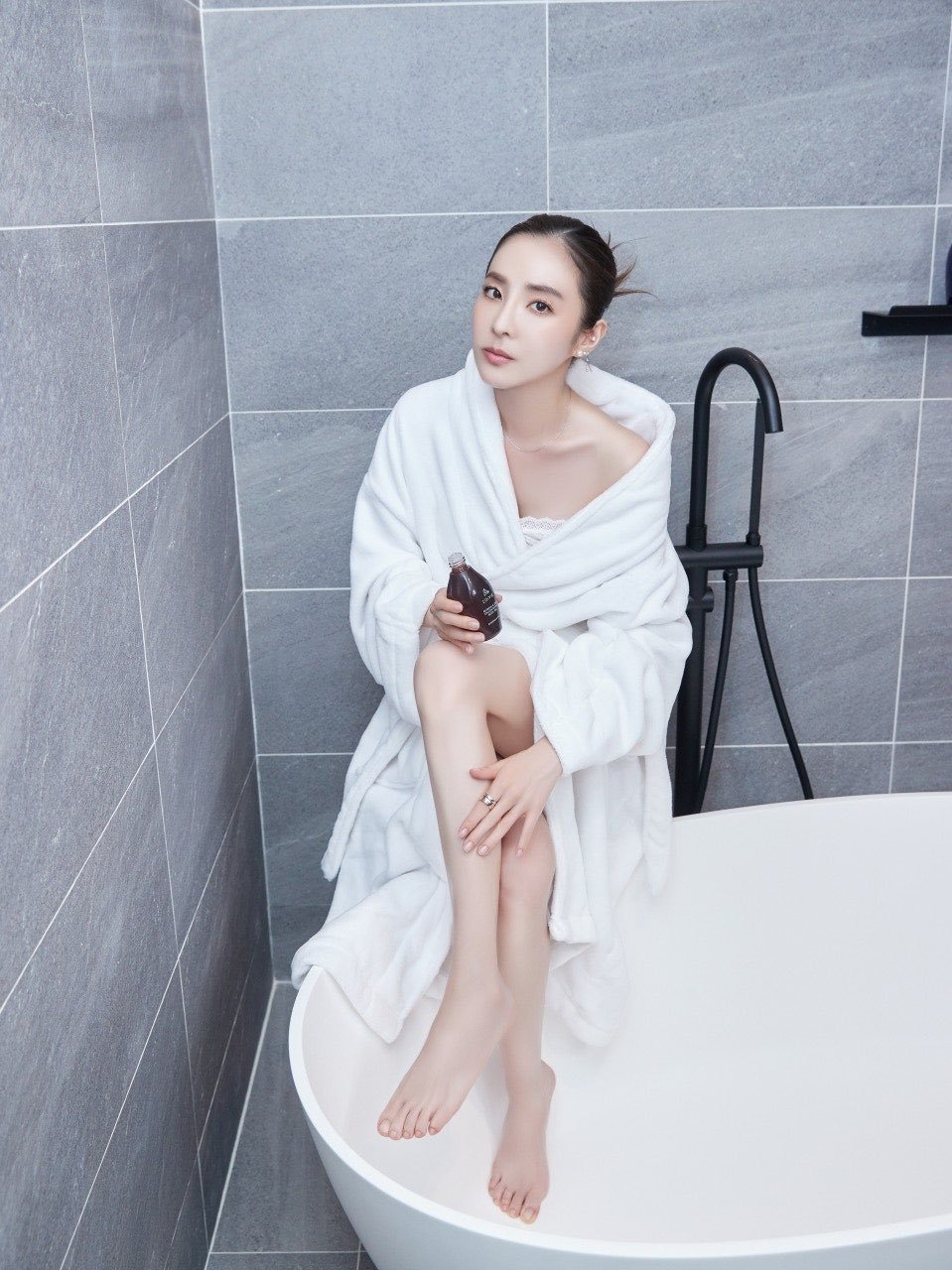 2NE1朴山多拉，浴袍中的性感美，秀出笔直锁骨，修长的腿型