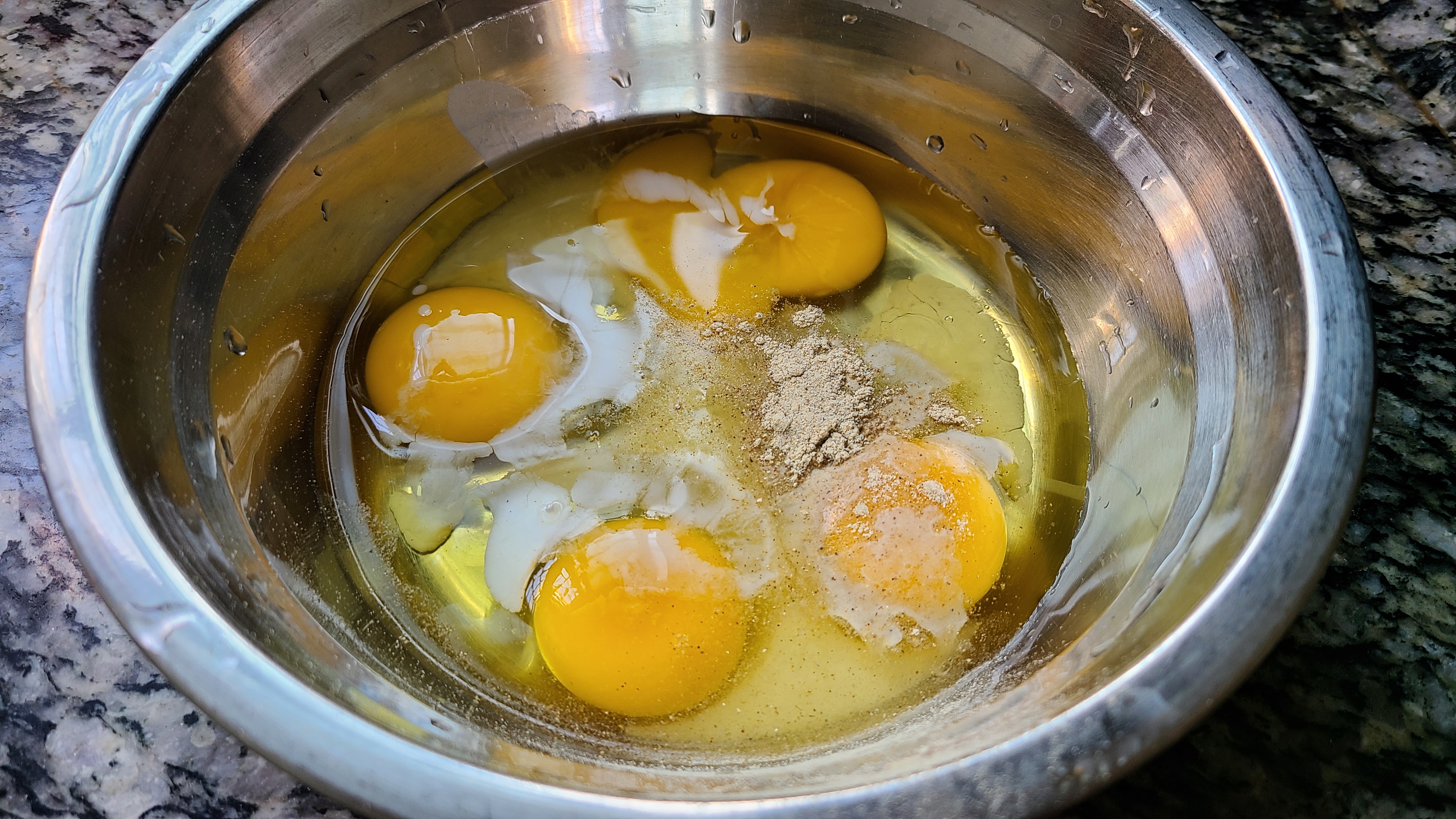 牛肉滑蛋，一道在广东出了名的美食，肉香嫩滑，做法还简单