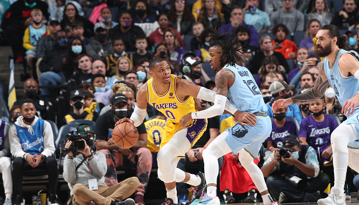 湖人对灰熊比赛录像今天（詹姆斯致命失误！湖人背靠背不敌灰熊，莫兰特41+10，威少三双）