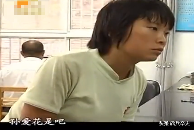 2010年，河南18岁少女“工地”搬水泥赚学费，家里穷的盐都买不起