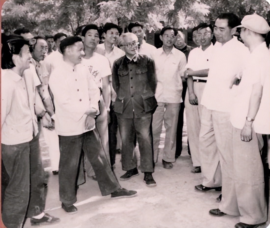 1959年周恩来视察南开大学，炊事员想给总理做饭，周恩来婉言谢绝