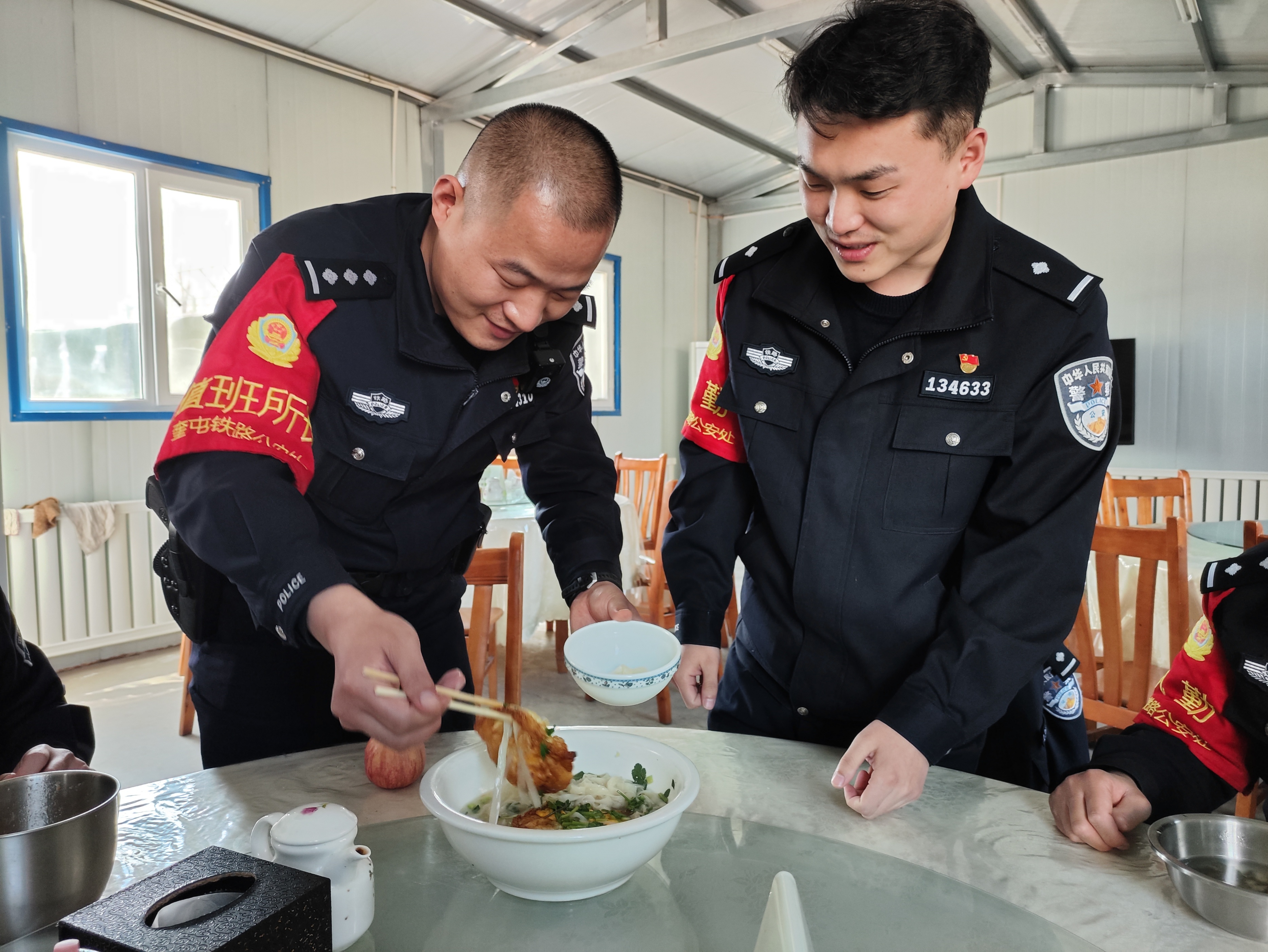 “嘿，兄弟，生日快乐！”