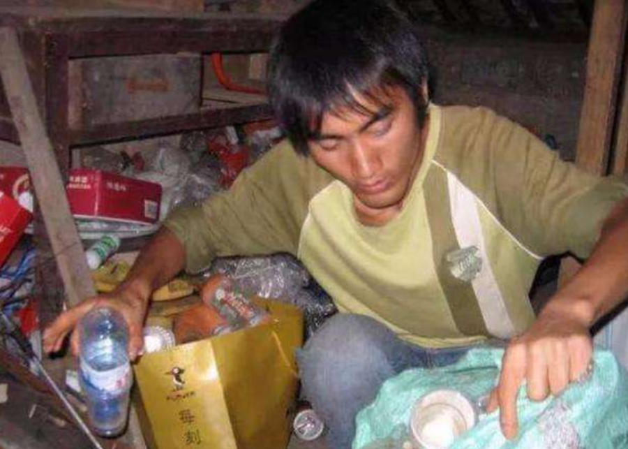 19岁背“疯母”千里求学，贵州第一孝子刘秀祥，后来成了副书记