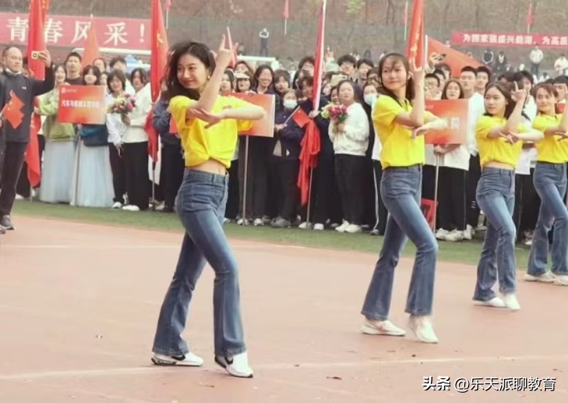 体育生抖音舞蹈(长沙一高校女体育老师集体表演舞蹈，现场活力四射，引发阵阵欢呼)
