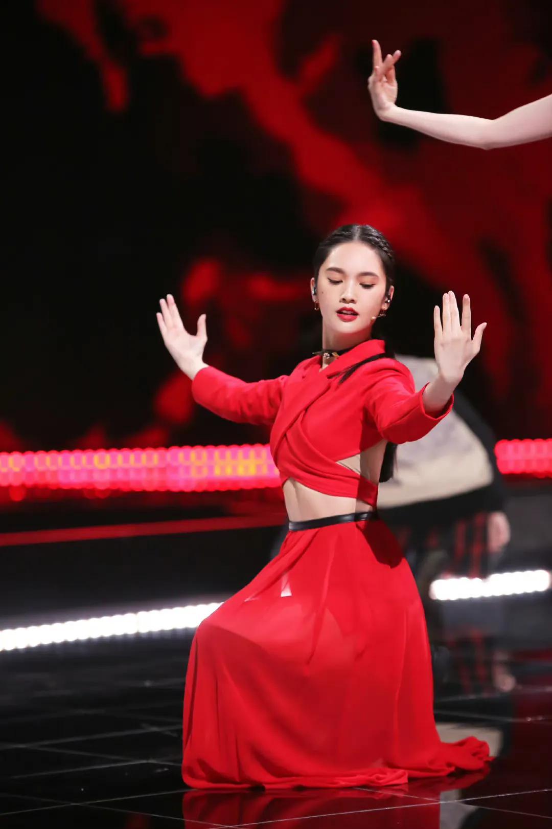 孙怡、赵丽颖红色礼服状态迥异，有没有爱情的滋润肉眼可见