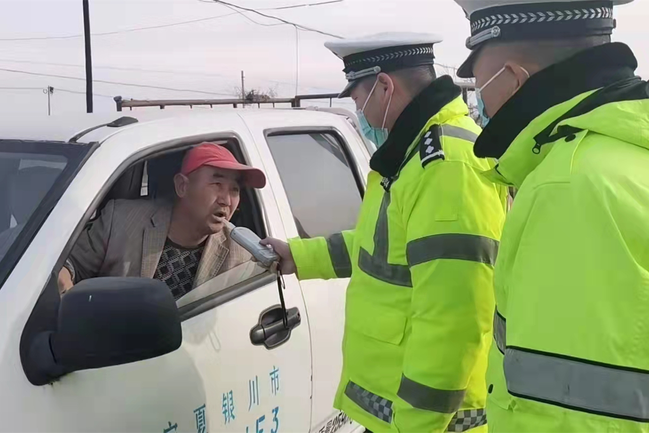 定边县公安局交警大队春节期间“三强化”全力确保道路畅通，营造有序道路交通环境