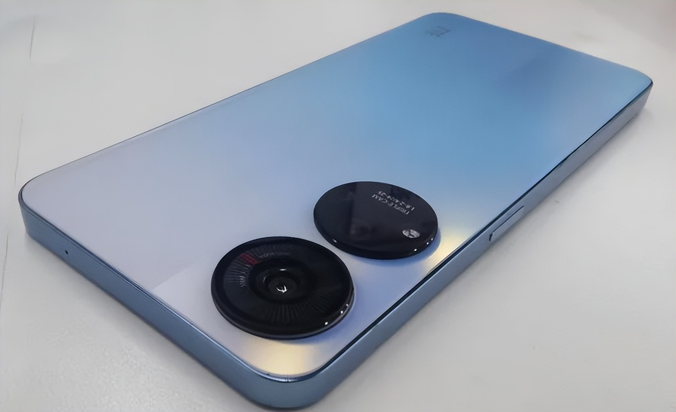 中兴Axon 40 SE真机曝光：配备屏下摄像头、直角边框设计