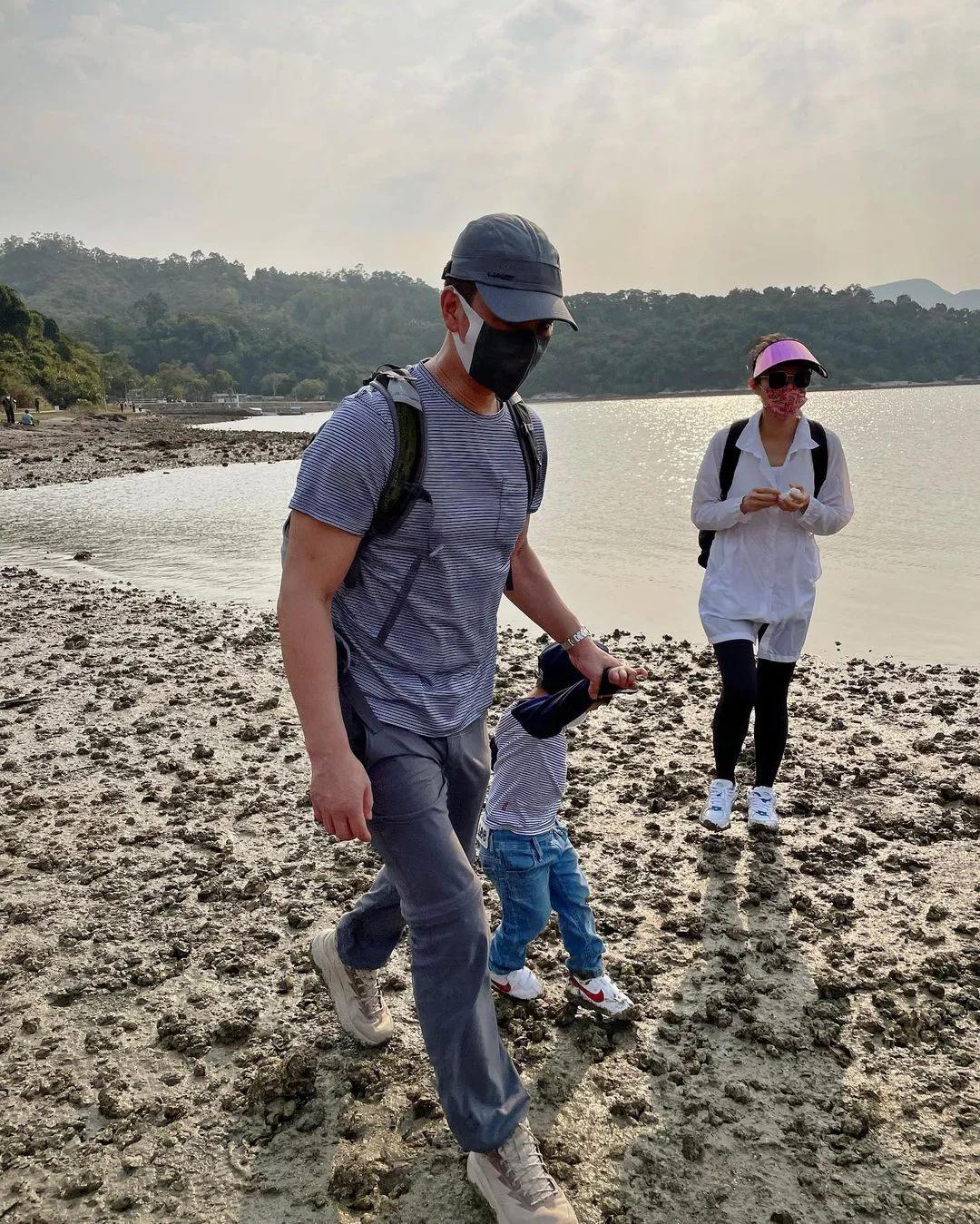 胡杏儿夫妇带俩儿子去捡贝壳，亲子活动温馨有爱，奕霖累到走不动