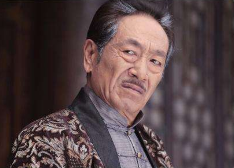 头发全白皱纹明显,妻子戴30万表显富贵