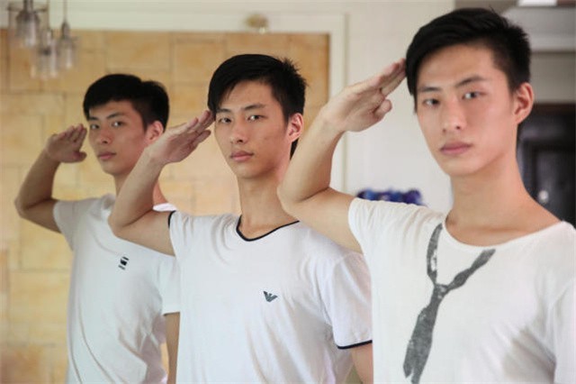 不靠颜值靠实力的三胞胎兄弟，原来学舞蹈，现在成了军营男子汉