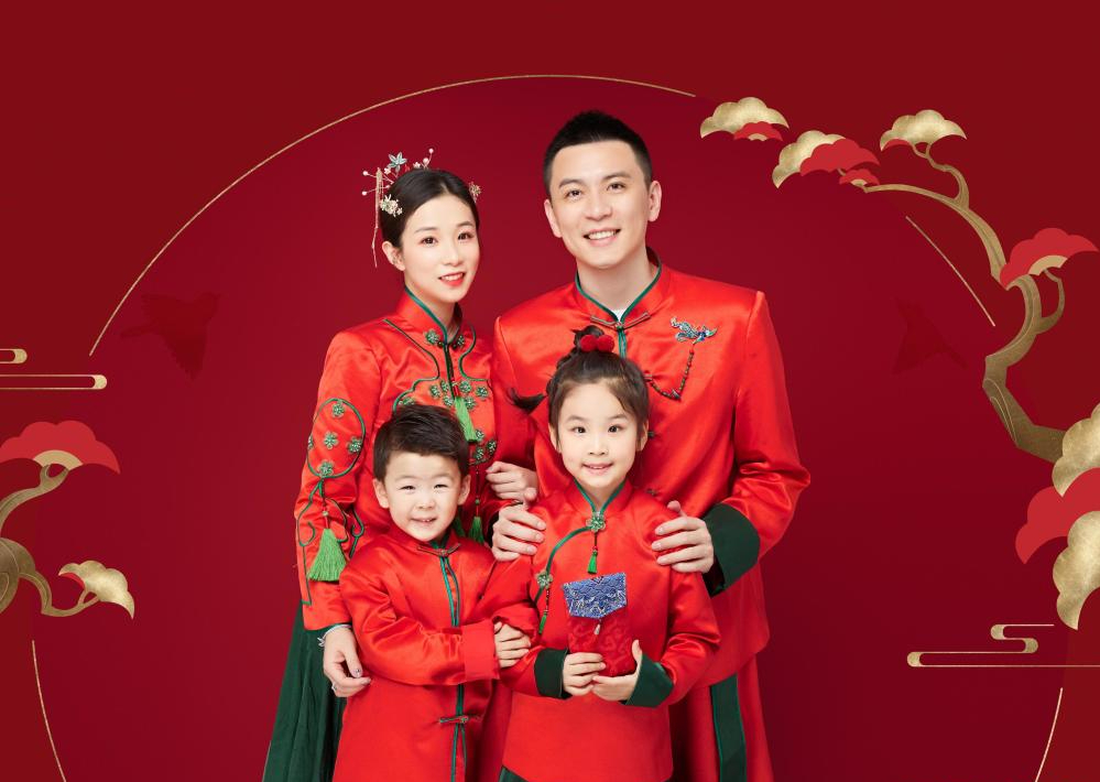 杨鸣妻子个人资料（杨鸣与妻子专属浪漫！气质型妻子手捧鲜花，儿子坐在球场，很温馨）