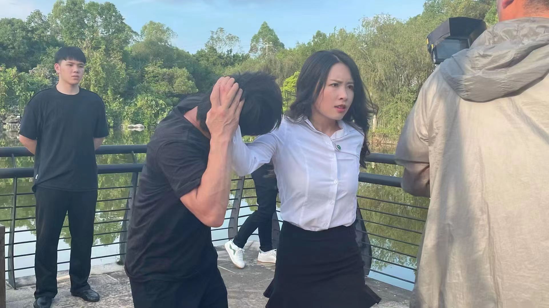 由演员王宇主演的电影《捕狼行动》在广东清远热拍