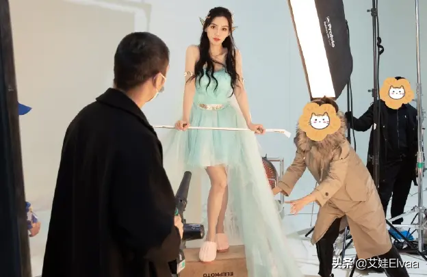 Angelababy离婚后首个生日大变样,穿裙戴假发,草地上许愿似精灵