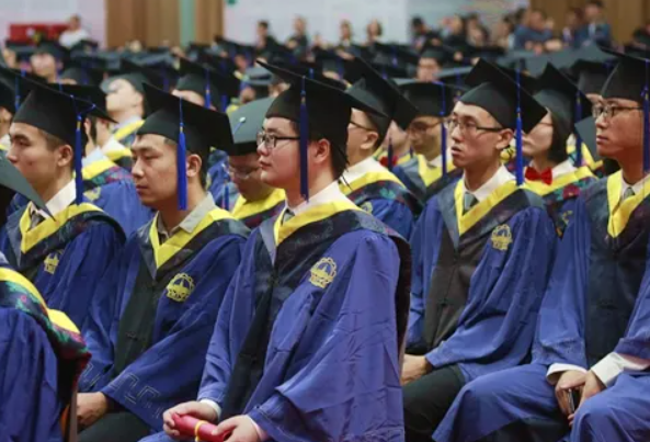 上海交通大学博士被处分，只因撸了流浪猫，校方表示是为学生好