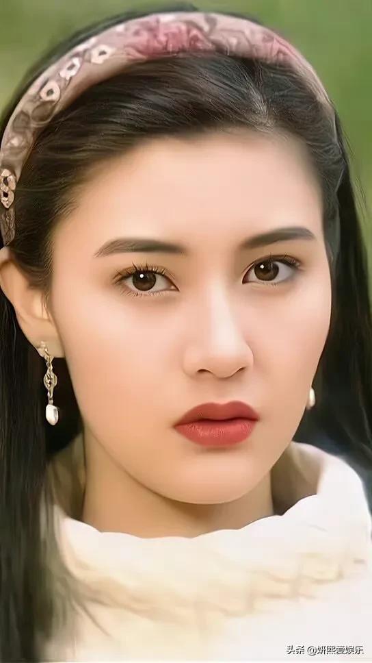 最美的港姐李嘉欣，明艳精致，漂亮大气